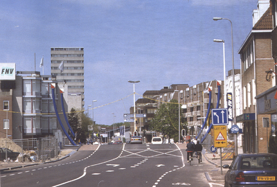 871959 Gezicht op de Monicabrug over de nog uit te graven Stadsbuitengracht te Utrecht, vanuit de St. Jacobsstraat.